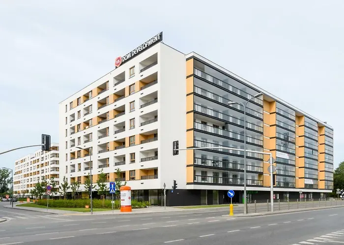M&R Apartament Airport&Business Deluxe Cybernetyki 17 - Underground Garage - Free Wifi - Netflix - Air Conditioning - Self Check-In, Close By Chopin Airport