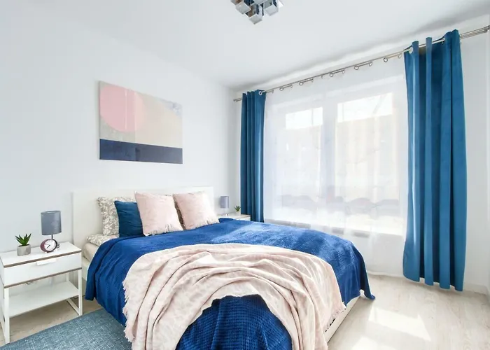 M&R Apartament Airport&Business Deluxe Cybernetyki 17 - Underground Garage - Free Wifi - Netflix - Air Conditioning - Self Check-In, Close By Chopin Airport