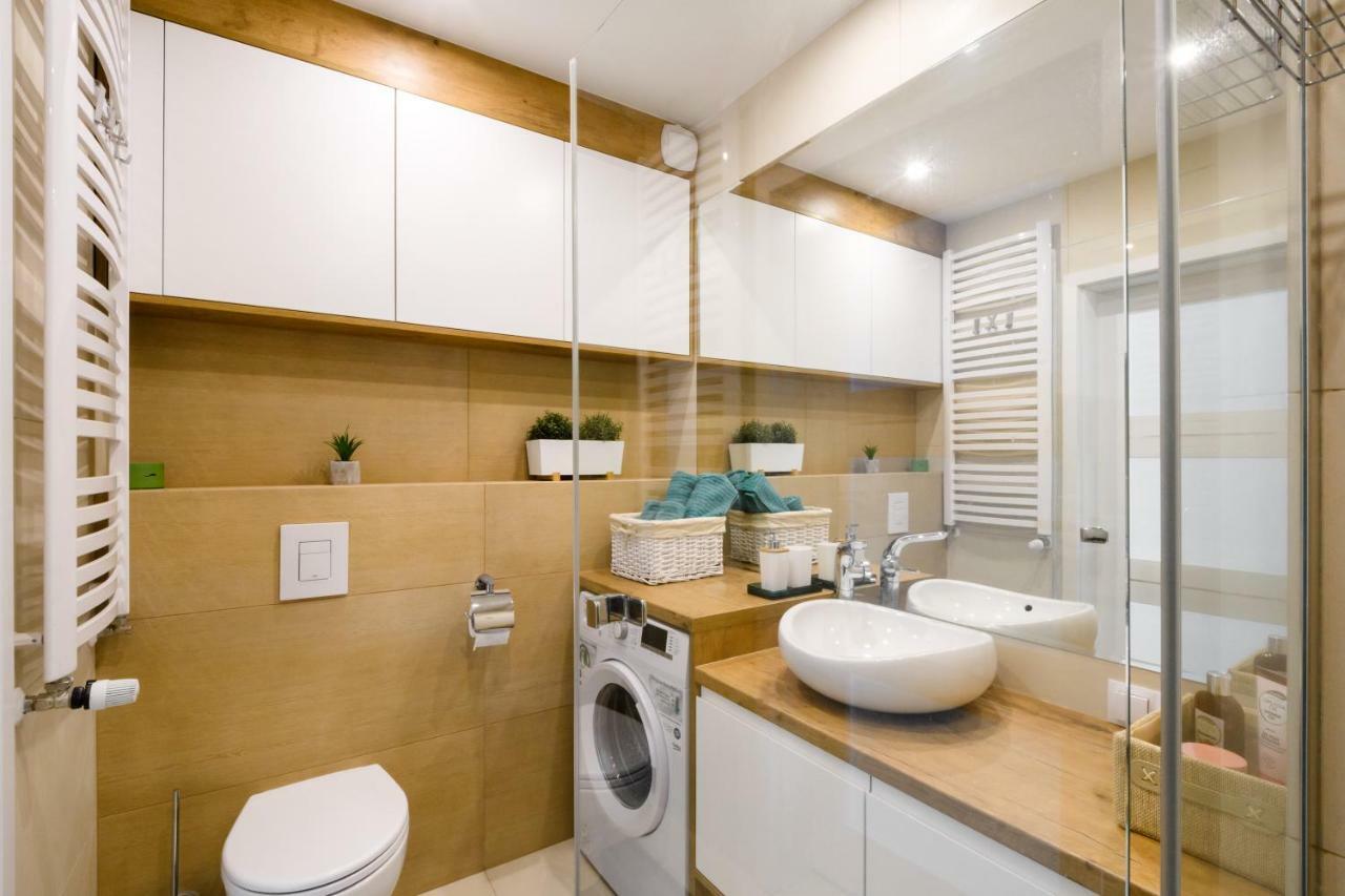 Appartamento M&r Airport&business Deluxe Cybernetyki 17 - Underground Garage - Free Wifi - Netflix - Air Conditioning - Self Check-in, Close By Chopin Airport Varsavia