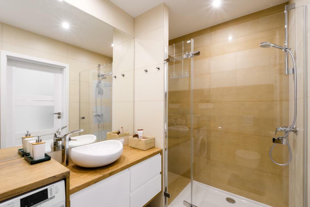 M&r Airport&business Deluxe Cybernetyki 17 - Underground Garage - Free Wifi - Netflix - Air Conditioning - Self Check-in, Close By Chopin Airport Varsavia