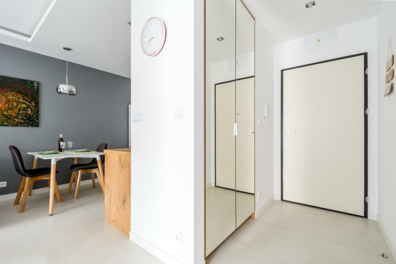 Appartamento M&r Airport&business Deluxe Cybernetyki 17 - Underground Garage - Free Wifi - Netflix - Air Conditioning - Self Check-in, Close By Chopin Airport