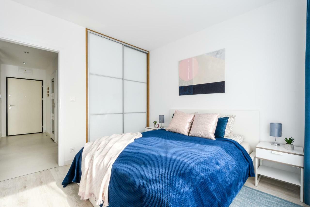M&r Airport&business Deluxe Cybernetyki 17 - Underground Garage - Free Wifi - Netflix - Air Conditioning - Self Check-in, Close By Chopin Airport *