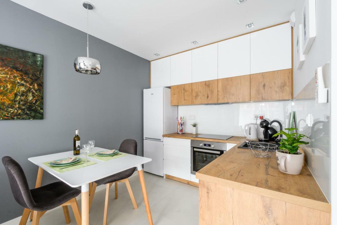 M&r Airport&business Deluxe Cybernetyki 17 - Underground Garage - Free Wifi - Netflix - Air Conditioning - Self Check-in, Close By Chopin Airport Appartamento *