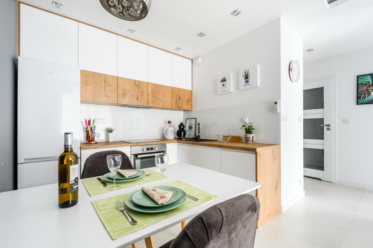 M&r Airport&business Deluxe Cybernetyki 17 - Underground Garage - Free Wifi - Netflix - Air Conditioning - Self Check-in, Close By Chopin Airport * Varsavia