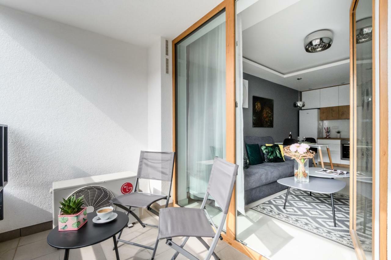 M&r Airport&business Deluxe Cybernetyki 17 - Underground Garage - Free Wifi - Netflix - Air Conditioning - Self Check-in, Close By Chopin Airport Appartamento